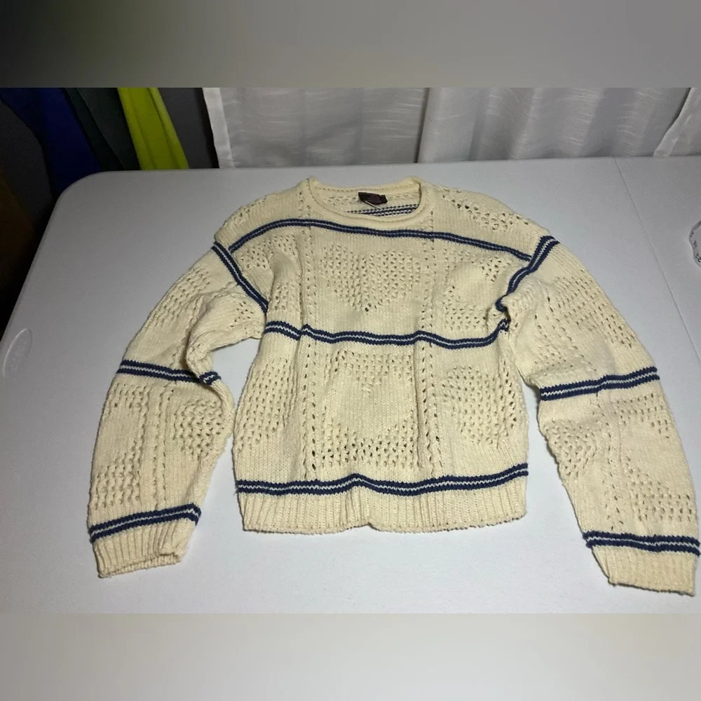Women’s medium/‎ small ? Sassoon heart sweater.